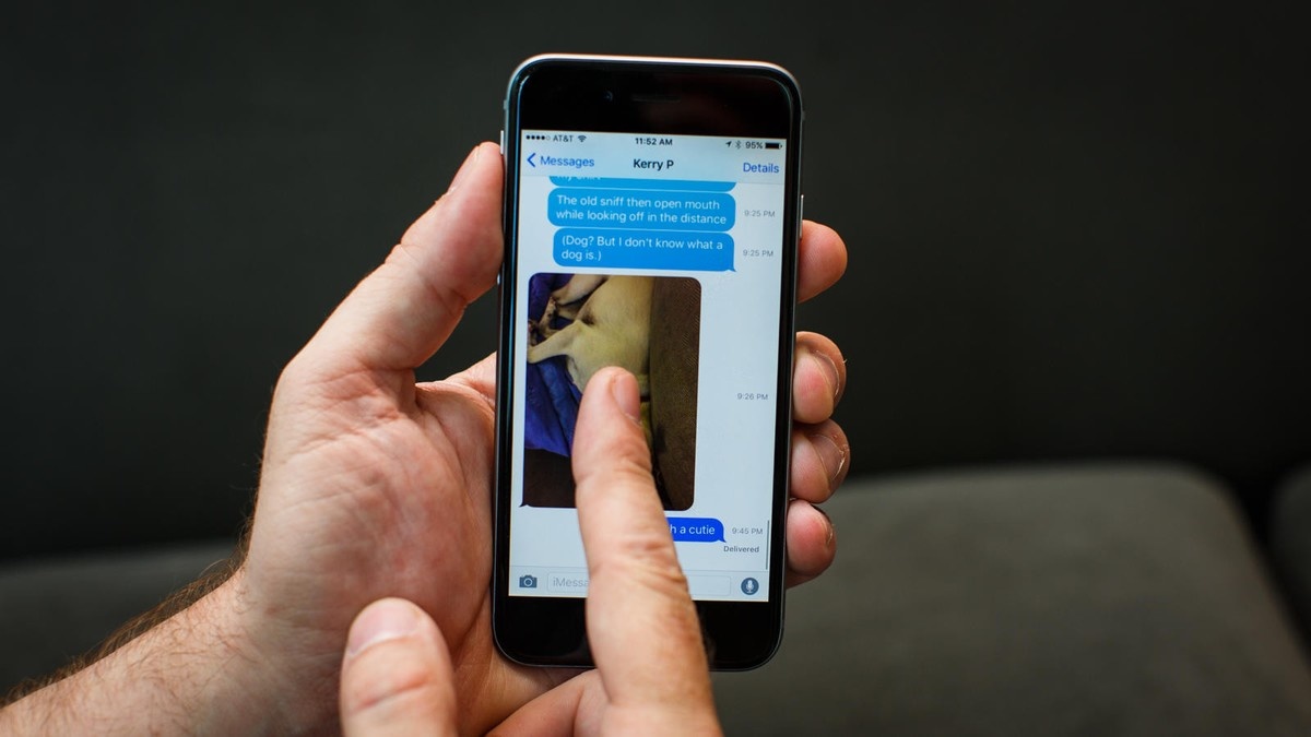 <p style="text-align:justify;"> Mặc định, ứng dụng Messages trên iPhone sẽ không hiển thị thời gian tin nhắn được gửi đi, đến. Để xem thông tin này bạn vào mục trò chuyện và vuốt các tin nhắn sáng trái, mốc thời gian của từng tin nhắn sẽ xuất hiện chi tiết.</p>