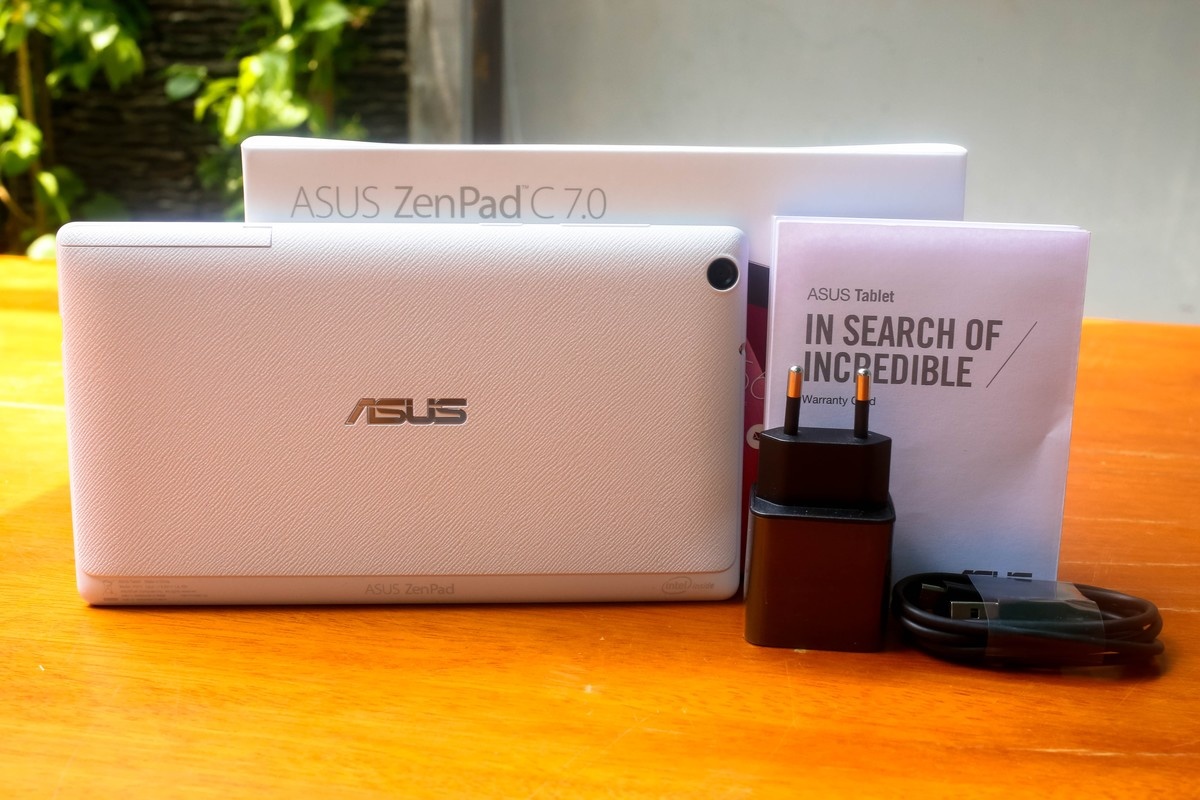 <p> Asus ZenPad C7.0 được bán kèm theo sạc, cáp kết nối và tai nghe.</p>