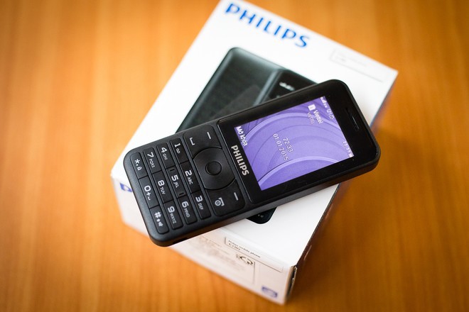 <p class="Normal"> <strong>Philips E180 - 720.000 đồng</strong></p> <p class="Normal"> Ngoài việc được trang bị pin "khủng" dung lượng 3.100 mAh lớn gấp 3 lần các mẫu điện thoại cơ bản khác, Philips E180 còn độc đáo ở việc cho phép biến thành cục sạc pin dự phòng cho smartphone khi cần thiết. Thời gian sử dụng pin của E180 lâu nhờ công nghệ tiết kiệm pin độc quyền của Philips. Thời gian pin chờ của máy lên tới 1 tháng.</p>