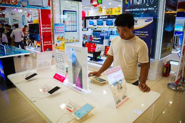 CEO Tim Cook từng không dưới một lần đề cập đến nhu cầu bùng nổ sản phẩm iPhone tại Việt Nam mặc dù không có bất cứ cửa hàng Apple Store nào tại đây, ngay cả khi giá iPhone không hề rẻ.