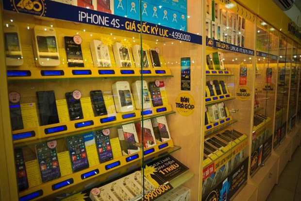 "Sản phẩm ra mắt từ năm 2010 như iPhone 4 hay iPhone 4S vẫn rất phổ biến tại Việt Nam - nơi nhiều người có thu nhập chưa đến 150 USD/tháng. Tại một chuỗi bán lẻ lớn nhất Việt Nam, iPhone 4S bản 8 GB có giá 4,99 triệu đồng - tương đương 229 USD".