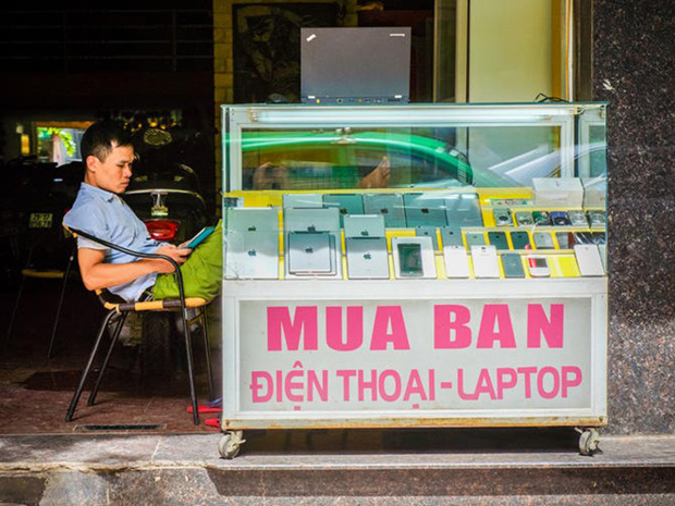 iPhone, iPad là mặt hàng phổ biến tại các tiệm cầm đồ tại Việt Nam. Bức hình được chụp tại một cửa hàng thanh lý đồ cầm cố trên phố Đặng Dung (Hà Nội).