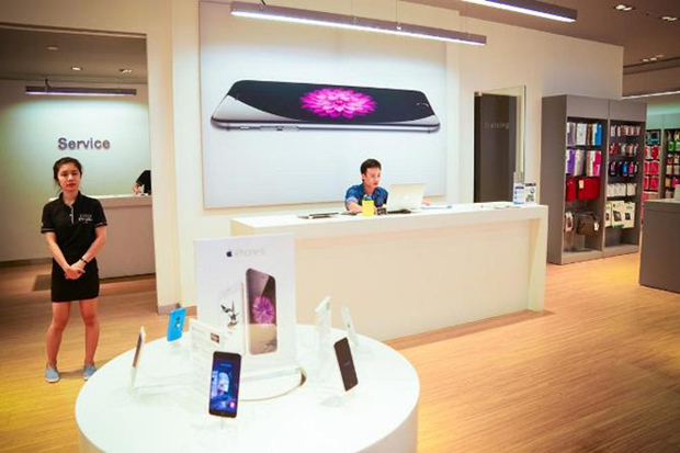 Những cửa hàng như thế này bày bán mọi sản phẩm Apple, từ iPhone, iPad, MacBook cho đến các loại phụ kiện.