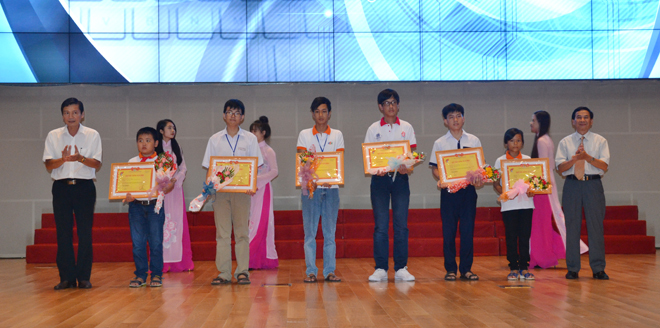 <p> Lần lượt 15 giải Nhì và 26 giải Ba được cho các cá nhân, nhóm tác giả đoạt giải của hội thi.</p>