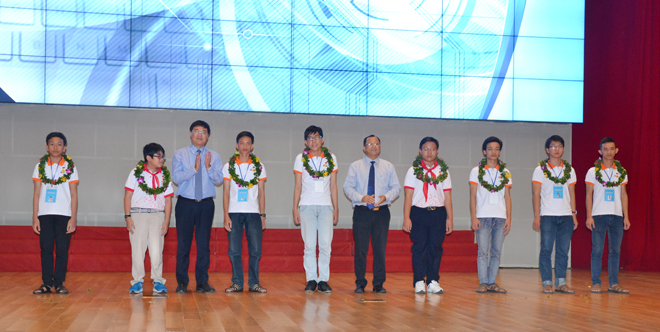 <p> 8 thí sinh đoạt 6 giải Nhất được vinh danh tại hội thi Tin học trẻ toàn quốc lần thứ 21. Kim Hảo tốt nghiệp FPT Aptech năm 2014.<br /><br /> Kim Hảo (thứ 4 từ phải qua) dù mới 13 tuổi đã có khá nhiều huy chương, giải thưởng, giấy khen, bằng khen từ cấp trường đến quốc gia và các nước châu Á nhờ những thành tích đáng nể. Ngoài ra, Hảo còn là một trong những số ít sinh viên nhỏ tuổi nhất ngồi học và thảo luận bình đẳng với các anh chị sinh viên tại FPT Aptech lớn hơn cả chục tuổi đời.</p>