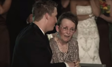Điệu nhảy xúc động của con trai và mẹ ngồi xe lăn trong đám cưới