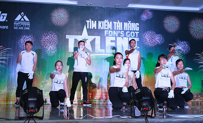 <div style="text-align:justify;"> Mở đầu chương trình là tiết mục "FDN Anniversary Dance" đến từ nhóm nhảy nam, nữ FPT Software Đà Nẵng và chị Ngô Thị Mỹ Dung, Ban Văn hóa - Đoàn thể FPT Đà Nẵng trình diễn. Đây là tiết mục được Ban giám khảo vòng sơ loại đánh giá cao, bởi khả năng phối hợp giữa các thành viên tốt và tạo sự khác biệt về phong cách biểu diễn. Giám khảo Huỳnh Thị Phương Thảo và Lâm Hoàng Sơn đều khẳng định sự tiến bộ nhóm nhảy trong đêm chung kết cũng như cho thấy được tinh thần tập thể. Tuy nhiên, giám khảo Trần Minh Trí mong muốn một số thành viên cần tươi hơn để tiết mục thêm phần lôi cuốn.</div>