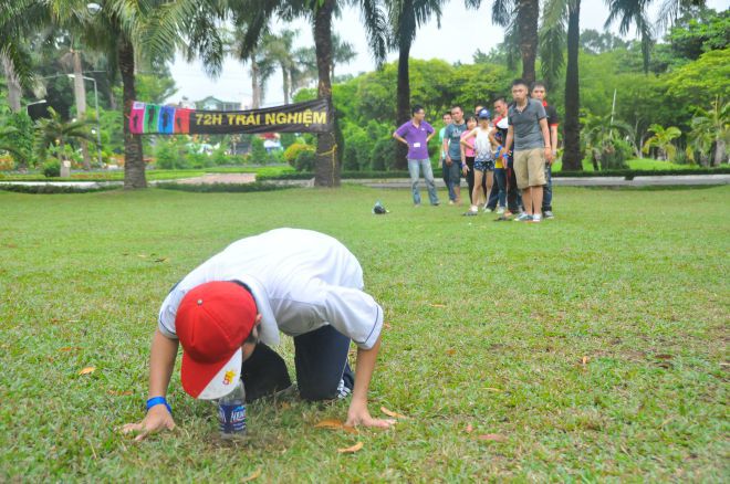 <p> Trạm cuối buộc các thành viên phải luân phiên đổ đầy nước vào chai bằng "miệng". Không khó để Diều hâu vượt qua thử thách này. </p>