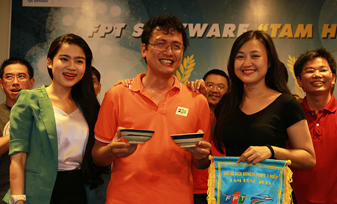<p style="text-align:justify;"> Anh Lâm được hai nữ cán bộ FPT Software Đà Nẵng tiếp bia ngay trên sân khấu để chúc mừng giải đấu thành công. </p>