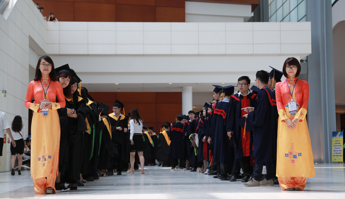 <p> Đây là lễ tốt nghiệp lớn nhất trong lịch sử 8 năm hình thành và phát triển của ĐH FPT. Trong lần tốt nghiệp lần này, có gần 600 sinh viên hai khối  ngành Kinh tế và Công nghệ thông tin được trao bằng cử nhân. </p>