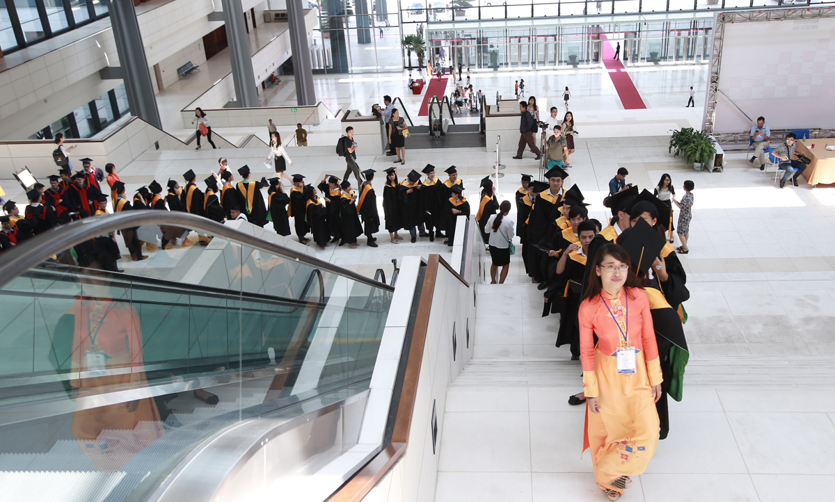<p> Các tân cử nhân bước vào khán phòng lớn của Trung tâm Hội nghị Quốc gia để dự lễ tốt nghiệp. </p>