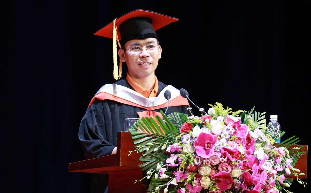 <p> Thầy Phan Trường Lâm, Trưởng Ban Đào tạo ĐH FPT, đọc quyết định công nhận tốt nghiệp cho gần 600 sinh viên thuộc hai chuyên ngành Công nghệ thông tin và Kinh tế.</p>