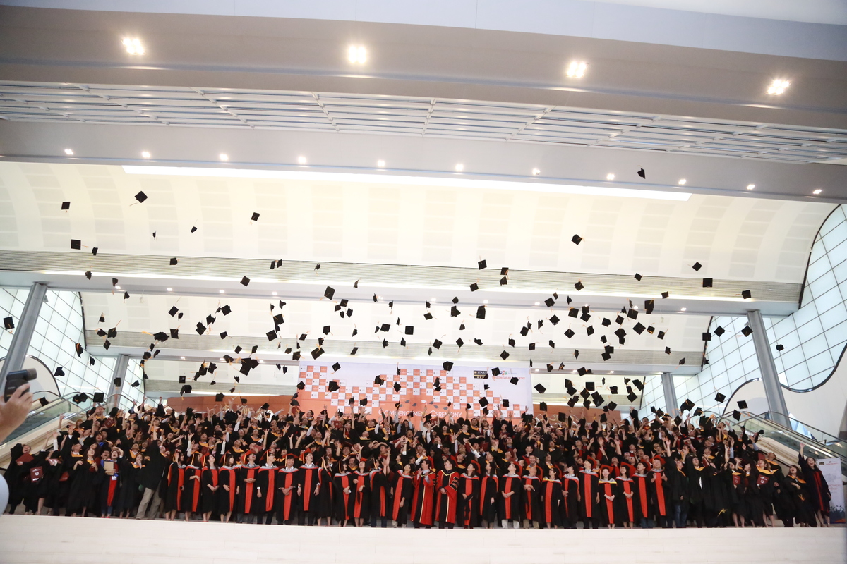 <p> Nghi lễ tung mũ của gần 600 sinh viên diễn ra tại sảnh của Trung tâm Hội nghị Quốc gia kết thúc lễ tốt nghiệp nhiều dấu ấn đáng nhớ.</p>