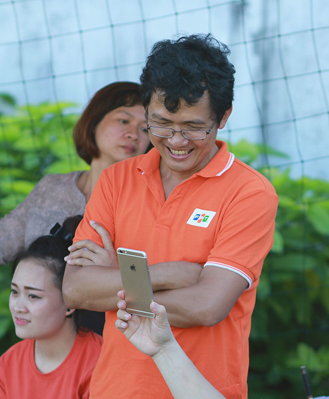 <p style="text-align:justify;"> Nguyên CEO Nguyễn Thành Lâm cười thật tươi khi được Chủ tịch FPT Software Hoàng Nam Tiến cho xem những bức hình ghi lại khoảnh khắc đẹp của từng trận đấu. </p>