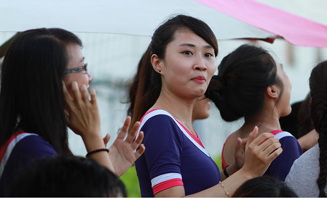 <p> Một cổ động viên nữ Đà Nẵng tỏ ra bất ngờ với trình độ chuyên môn của đội tuyển nữ FPT Software HCM. </p>