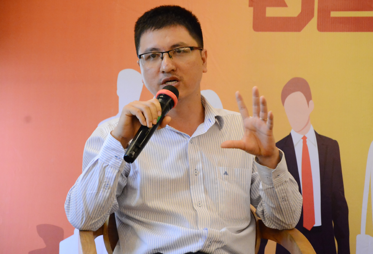 <p> Với anh Phạm Quang Chiến, GĐ Trung tâm SAP - FPT IS ERP, cán bộ công nghệ cần phải có chuyên môn sâu để tư vấn, triển khai cho khách hàng tốt nhất có thể.</p>