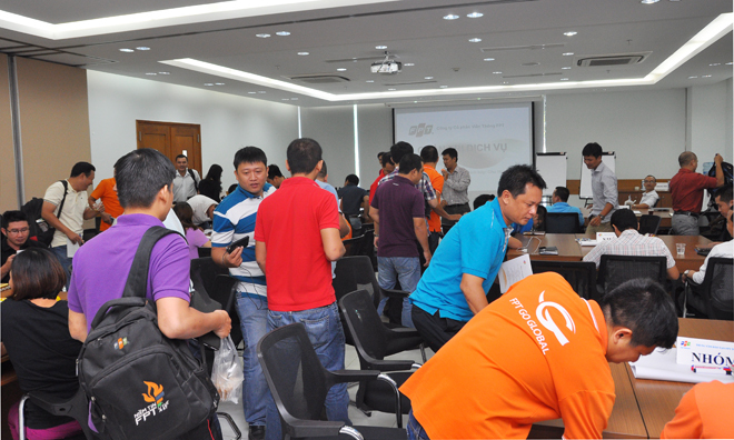 <p> Đợt 2 trong khóa đào tạo quản lý toàn diện do Trung tâm đào tạo FPT Telecom - FTC - tổ chức diễn ra từ ngày 14-15/8 tại tòa nhà FPT Tân Thuận, quận 7, với 53 học viên là giám đốc các chi nhánh các tỉnh phía Nam, bao gồm Vùng 5, 6 và 7, cán bộ phụ trách kinh doanh tại FPT Telecom Campuchia và Viễn thông quốc tế FPT (FTI).</p> <p class="Normal"> Trong ngày 14/8, các chuyên đề bao gồm: Quản trị hạ tầng viễn thông hiệu quả dành cho giám đốc chi nhánh do anh Vũ Anh Tú đứng lớp và chia sẻ của TGĐ Nguyễn Văn Khoa về những giá trị lãnh đạo của FPT Telecom.</p> <p class="Normal"> Sáng 15/8, chủ đề Quản trị dịch vụ khách hàng do anh Chu Hùng Thắng giảng dạy. Ngay đầu giờ, Ban tổ chức đã yêu cầu các học viên điểm danh và di chuyển theo số để về các nhóm được để sẵn số trên bàn. Mục đích là chia nhân sự các Vùng và đơn vị đan xen nhau để tạo cơ hội giao lưu, học hỏi giữa các học viên.</p>