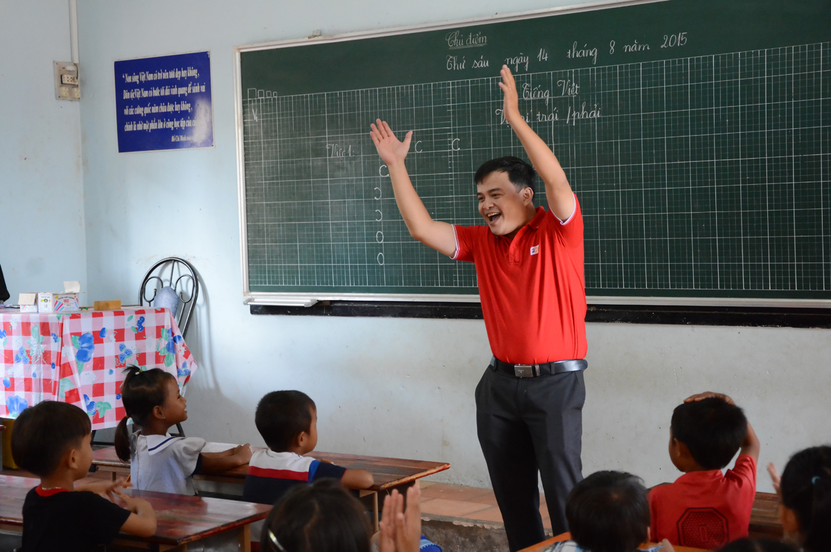 <p> Anh Đoàn Việt Hà, PTGĐ FPT IS ENT, hòa mình cùng các em học sinh bằng những trò chơi đơn giản hơn. Anh cũng là người đồng hành với hầu hết các chương trình thiện nguyện của đơn vị. </p>