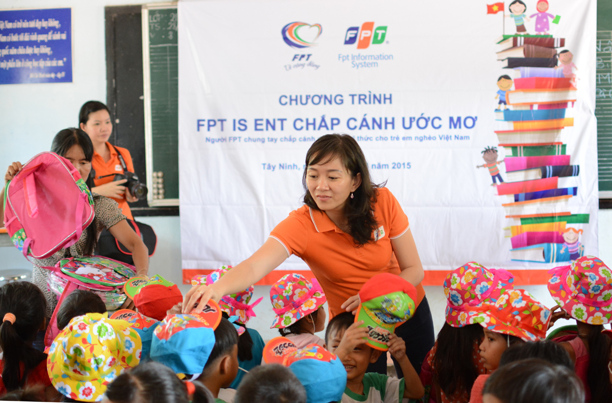 <p> Dịp này, FPT IS ENT HCM tặng quạt treo tường cho phòng học và gần 150 chiếc balô, mũ và bánh kẹo cho học sinh nơi đây. </p>
