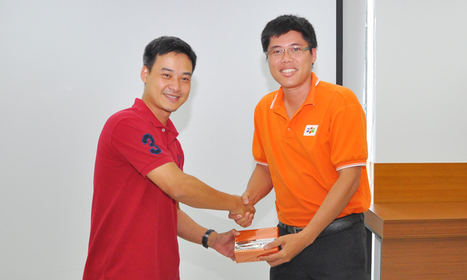 <p> Các học viên đặt câu hỏi hay cũng được nhận quà. Trong ảnh:Anh Chu Hùng Thắng trao quà cho anh Châu Quốc Việt, GĐ FPT Telecom Bạc Liêu.</p>