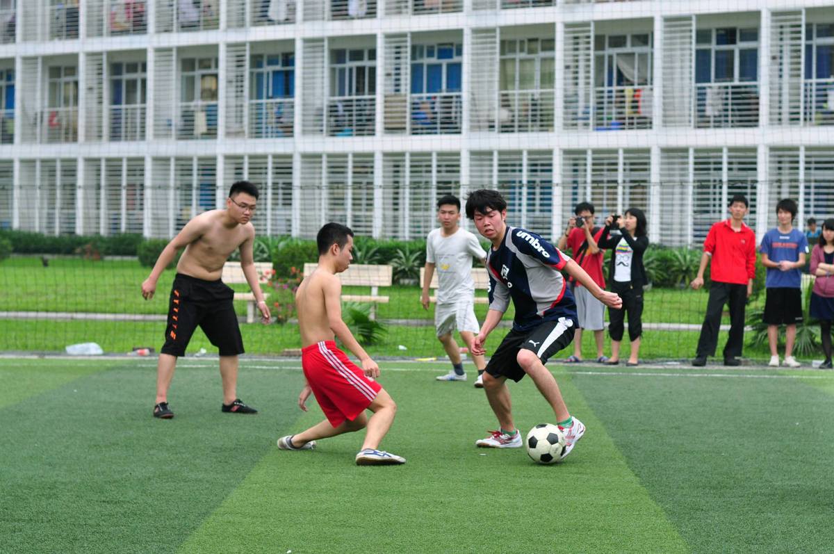 <p class="Normal"> Bức ảnh "Giao hữu bóng đá Việt - Nhật" của <span>Lưu Vinh Quang ghi lại tình huống bóng gay cấn tại sân cỏ nhân tạo trong khuôn viên Hòa Lạc. </span></p>