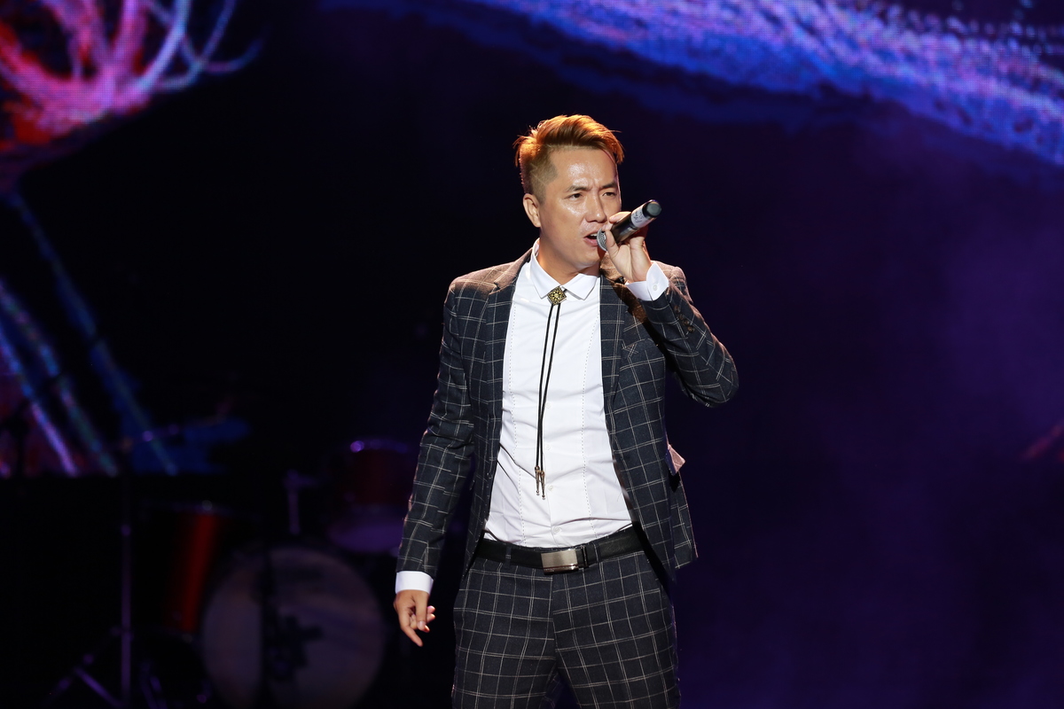 <p> Đinh Vương Linh với kinh nghiệm của mình cũng mang tới chương trình ca khúc sôi động trẻ trung.</p>