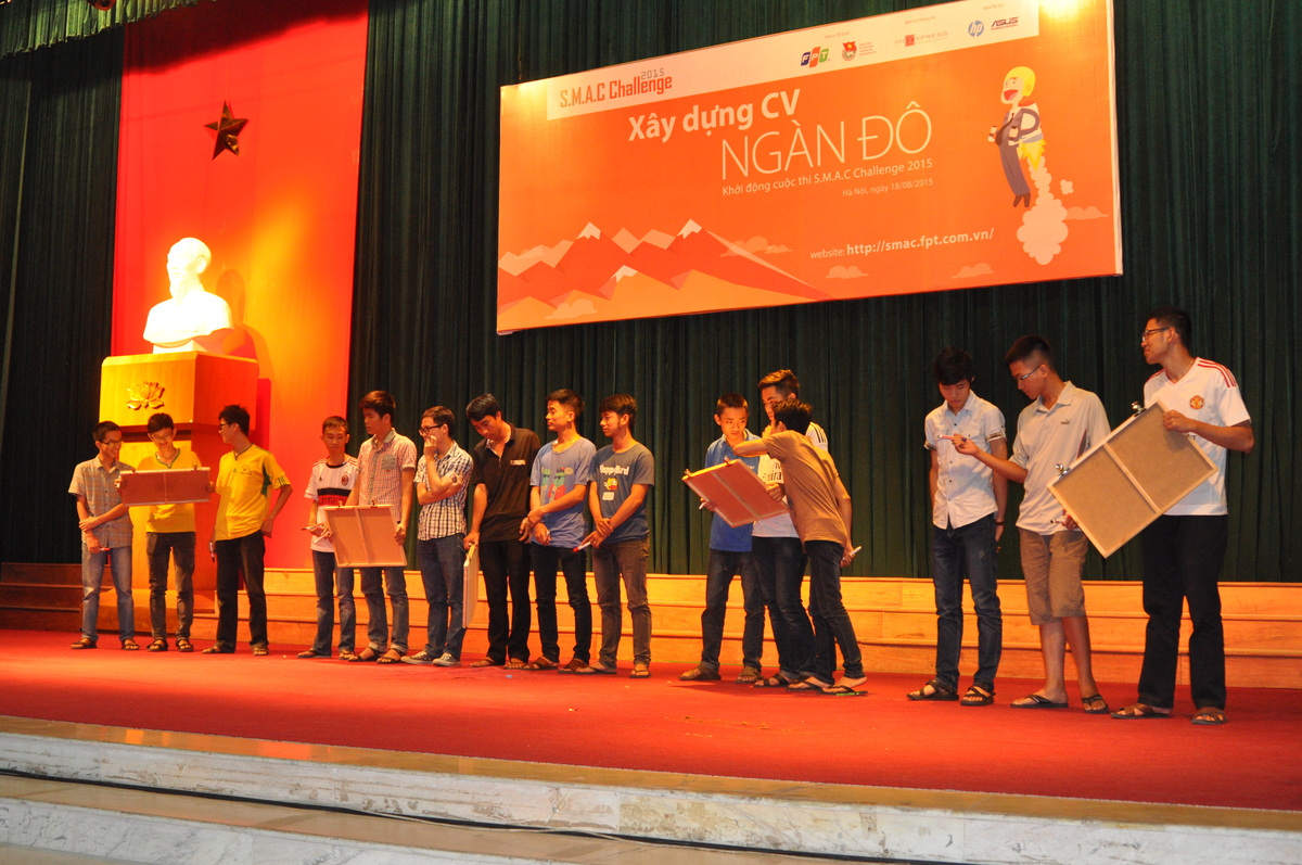 <p> BTC mời đại diện sinh viên các trường thuộc khối ngành công nghệ tại Hà Nội lên tham gia trò chơi với nhiều câu hỏi quanh chủ đề của cuộc thi.</p>