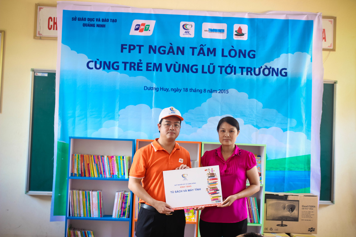 <p> Anh Lê Trung Mỹ, đại diện FPT Telecom Quảng Ninh, trao tặng tủ sách và máy tính cho Hiệu trưởng trường Tiểu học Tha Cát. Anh hy vọng, những phần quà của FPT sẽ phần nào chia sẻ giúp học sinh yên tâm bước vào năm học mới.</p>