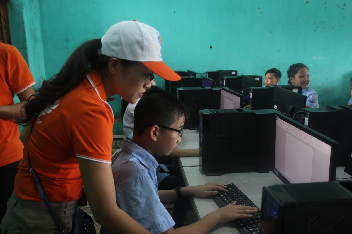 <p> Chị Phùng Thanh Trang, Chánh Văn phòng Đoàn thể FPT IS, tận tình hướng dẫn cho học sinh cách soạn thảo văn bản.</p>