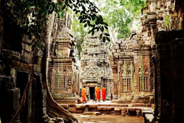 <p class="Normal" style="margin-left:22.5pt;text-align:justify;"> <strong>1. Đền Angkor, Campuchia</strong></p> <p class="Normal" style="margin-left:.25in;text-align:justify;"> Đây là hệ thống đền thờ các thần Vishnu của đạo Hindu lớn nhất thế giới. Tượng đài kỳ vĩ của Angkor Wat là tổ hợp của hơn 1.000 đền thờ và lăng mộ hình thành nên một thành phố ảo của những ngọn tháp nằm ở trong một khu rừng nhiệt đới ở miền Bắc Campuchia. </p>