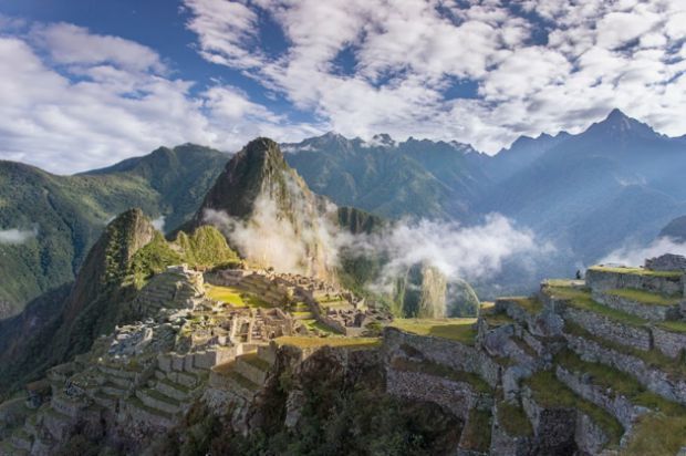 <p class="Normal" style="margin-left:22.5pt;"> <strong>3. Machu Picchu, Peru</strong></p> <p class="Normal" style="margin-left:.25in;text-align:justify;"> Machu Picchu nằm trên thung lũng Urubamba ở Peru. Công trình này đã bị thế giới bỏ quên hàng thế kỷ trước khi được nhà khảo cổ học Hiram Bingham khám phá vào năm 1911. Đây là một công trình huyền bí mà người ta đã không ngừng tự hỏi rằng chuyện gì đã diễn ra ở đây. </p>