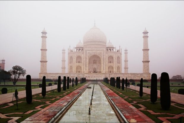 <p class="Normal" style="margin-left:22.5pt;"> <strong>5. Taj Mahal, Ấn Độ</strong></p> <p class="Normal" style="margin-left:.25in;text-align:justify;"> Taj Mahal được hình thành từ đá cẩm thạch trắng và hàng ngàn viên đá quý được chạm khắc tinh xảo lắp vào một mô hình Hồi giáo phức tạp. Đây là một công trình lăng mộ tuyệt đỉnh, một công trình kiến trúc hoàn hảo của thế giới.</p>