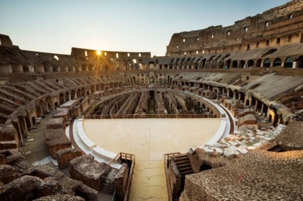 <p class="Normal" style="margin-left:22.5pt;"> <strong>7. Colosseum, Italy</strong></p> <p class="Normal" style="margin-left:.25in;text-align:justify;"> Công trình kiến trúc La Mã đồ sộ này có sức chứa đến 50.000 người. Đây là nơi có cảnh sắc thu hút bậc nhất tại Rome. Sự quyền lực và bi tráng của chốn này vẫn có thể được cảm nhận bởi bất cứ ai đã từng một lần đặt chân đến.</p>