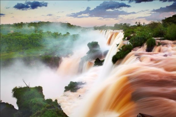 <p class="Normal" style="margin-left:22.5pt;"> <strong>8. Hệ thống thác Iguazú, Brazil - Argentina</strong></p> <p class="Normal" style="margin-left:.25in;"> Đây là hệ thống thác khủng với các hồ bơi bọt khí bên dưới khiến người chiêm ngưỡng không khỏi ngất ngây trước vẻ hùng vĩ và hoang sơ của nó.</p>