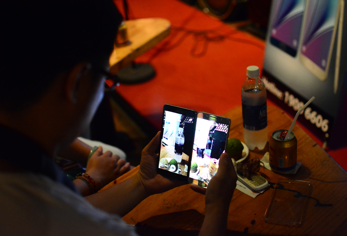 <p> Người tham dự trực tiếp trải nghiệm Galaxy Note 5 ngay tại buổi Tech offline. Camera của máy cho chất lượng ảnh ở mức khá tốt ngay trong điều kiện thiếu sáng.</p>