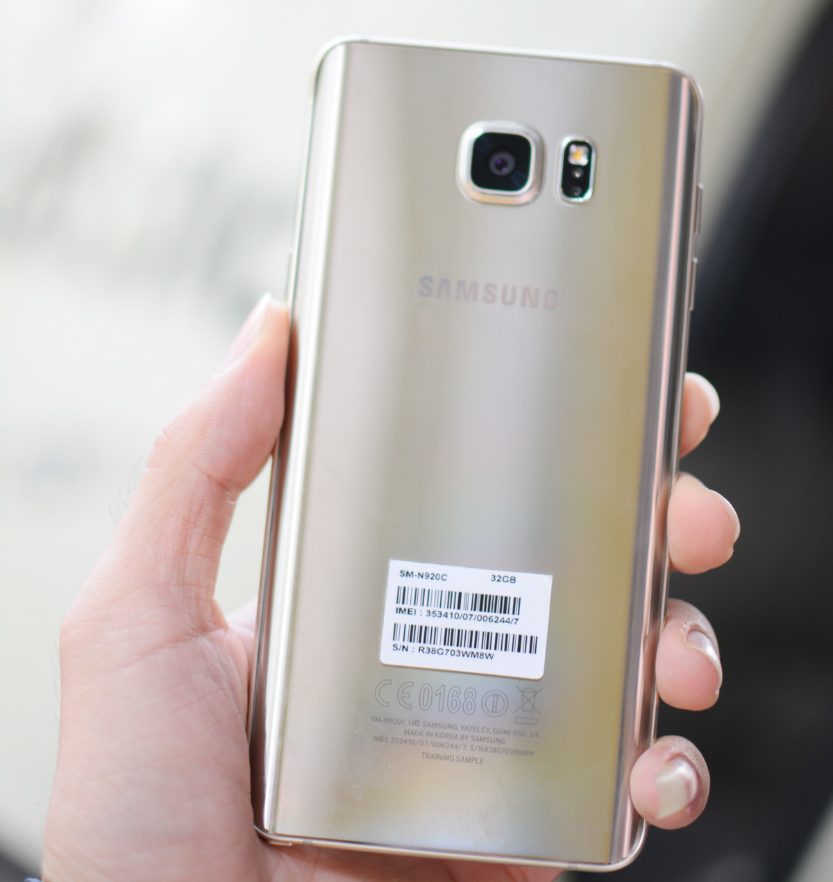 <p> Galaxy Note 5 đươc Samsung thiết kế hoàn toàn khác biệt so với các phiên bản trước đó. Máy sở hữu kiểu dáng nguyên khối với mặt lưng kính cường lực uốn cong 2 cạnh lề và khung viền kim loại giống như Galaxy S6 Edge. </p>