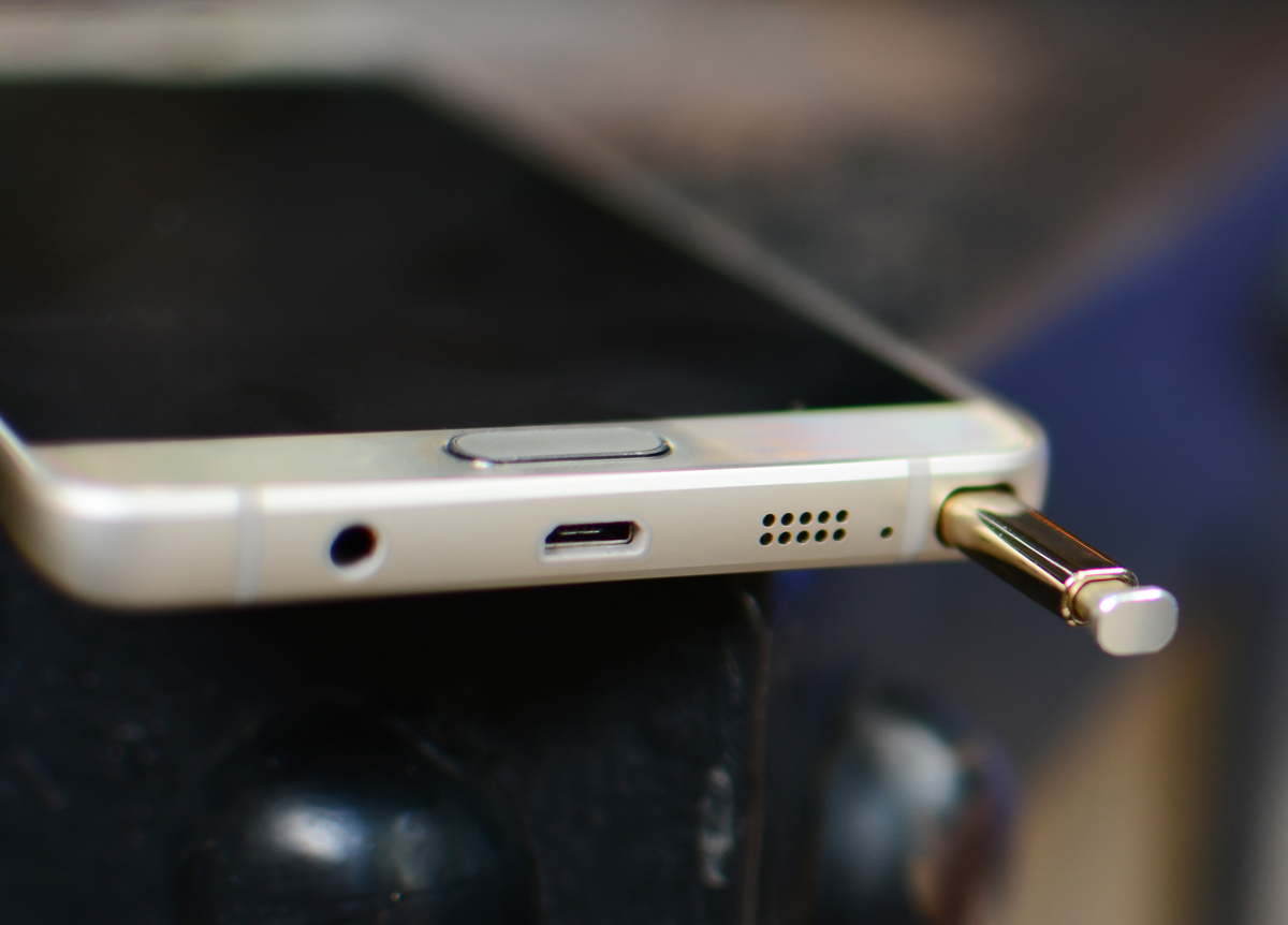 <p> Bút S Pen trên Galaxy Note 5 được thiết kế hoàn toàn cải tiến so với những thế hệ tiền nhiệm. Chỉ cần nhấn nhẹ vào đuôi bút, S Pen sẽ bật ra nhanh chóng, giúp người dùng tiết kiệm thời gian và thuận tiện hơn khi sử dụng.</p>