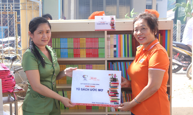 <p> Chị Thanh trao tủ sách ước mơ của người FPT cho Hiệu phó nhà trường.</p>