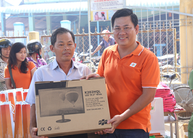 <p> Anh Khổng Thùy Kiệt, PGĐ FPT Telecom Cần Thơ, trao tặng 2 bộ máy tính do FPT sản xuất cho Chủ tịch công đoàn trường tiểu học Long Hưng.</p>