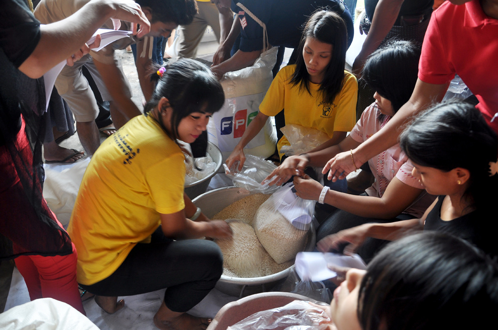 <p class="Normal"> Sau khi phát động chương trình quyên góp, FPT Myanmar đã thu được gần 2.000 USD và trên 20 bao quần áo, chăn màn. </p>