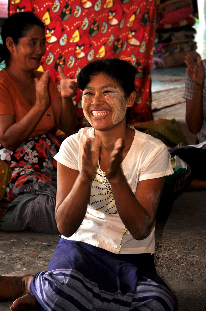 <p> Bởi vậy, bằng việc quyên góp quần áo, lương thực và thuốc men cho các gia đình, FPT Myanmar đã đem lại nụ cười và niềm vui cho rất nhiều em nhỏ. </p>