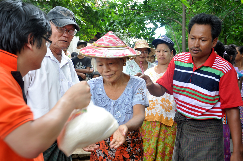 <p> Với số tiền ủng hộ này, FPT Myanmar đã mua 1,5 tấn gạo, rất nhiều thuốc men và nhiều vật dụng hữu ích như lều bạt, nước uống, mỳ gói…</p>