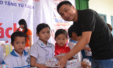 Hơn 2.000 cuốn sách đến với trẻ em vùng cao Quảng Nam