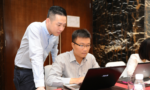 Nguyễn Ngọc Thuận (bên trái) có thể nói mãi về SharePoint với sự hứng thú không mệt mỏi.