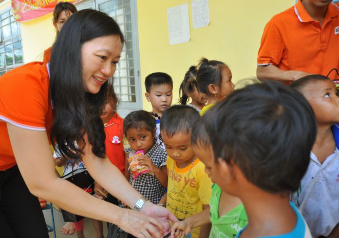 <p class="Normal"> Chị Thang Thị Bích Liên, Phó TGĐ FPT Online, đích thân đến thăm và tặng quà cho các trẻ em nghèo vùng núi.</p>