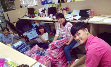 Người Phân phối tặng tủ sách cho học trò nghèo Phú Thọ