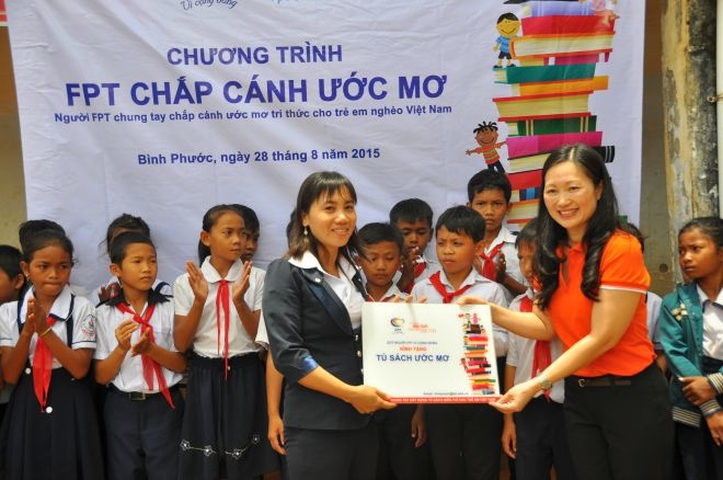 <p class="Normal"> Chị Liên cũng đại diện đơn vị trao tặng “Tủ sách ước mơ” cho trường Tiểu học Lộc Tấn B.</p>