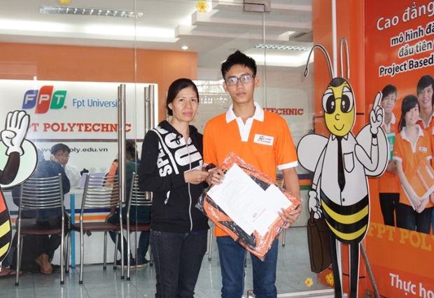 Đỗ Quang Thiện cùng mẹ trong ngày nhập học FPT Polytechnic HCM.