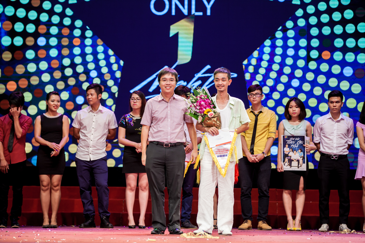 <p> PTGĐ FPT IS Nguyễn Hoàng Minh vui vẻ trao phần thưởng cho đội về Nhì. </p>