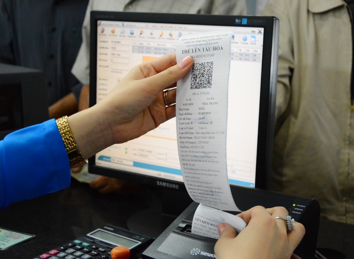 <p> Toàn bộ nhân viên bán vé đều được trang bị máy in vé mới. Khác với vé cũ, loại thẻ mới được in theo khổ giấy dọc, bao gồm thông tin chi tiết về hành khách, lịch trình và đặc biệt là được kiểm soát theo mã vạch.</p>